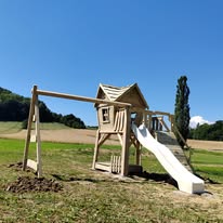 Lesena igralna hiška s toboganom - Mizarstvo Peter Zernec